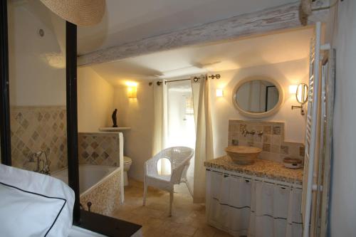 a bathroom with a tub and a sink and a bath tub at LE PASSAGE in Lourmarin