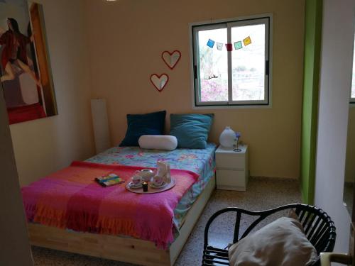 um quarto com uma cama com sapatos em WELCOME TO DISCOVER THE MAGIC AMAZING TENERIFE !! PRIVATE BATH NICE BREAKAST WF :) em Candelaria