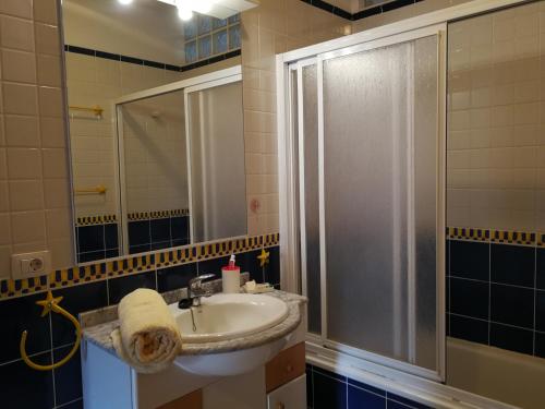 uma casa de banho com um lavatório e um chuveiro em WELCOME TO DISCOVER THE MAGIC AMAZING TENERIFE !! PRIVATE BATH NICE BREAKAST WF :) em Candelaria