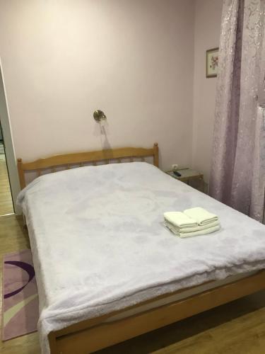 Ένα ή περισσότερα κρεβάτια σε δωμάτιο στο Apartment Aviatsii 3