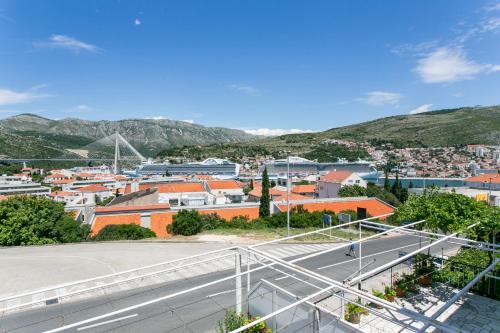 vistas a una ciudad con montañas en el fondo en Guest House Bridge View, en Dubrovnik