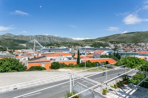 une vue d'une ville avec des montagnes en arrière-plan dans l'établissement Guest House Bridge View, à Dubrovnik