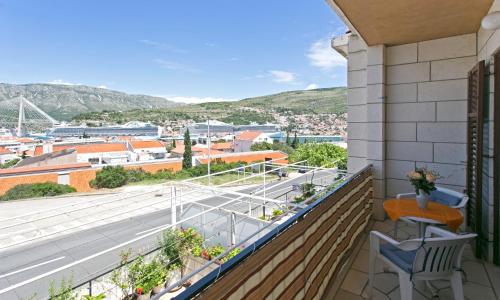un balcon avec vue sur une ville dans l'établissement Guest House Bridge View, à Dubrovnik