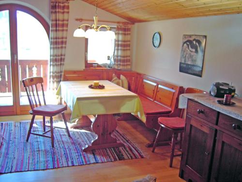 Un comedor con una mesa y sillas en una habitación. en Kilianhof, en Berchtesgaden