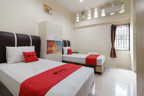 Кровать или кровати в номере RedDoorz near RS Adam Malik Medan 2