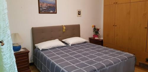 um quarto com uma cama com duas almofadas em Casa Maria em Levanto