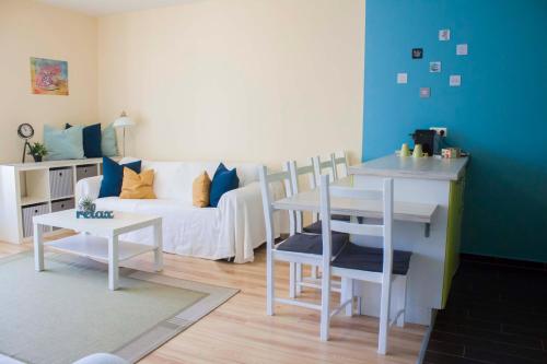 salon z kanapą i stołem w obiekcie Azúr Apartman Keszthely w mieście Keszthely