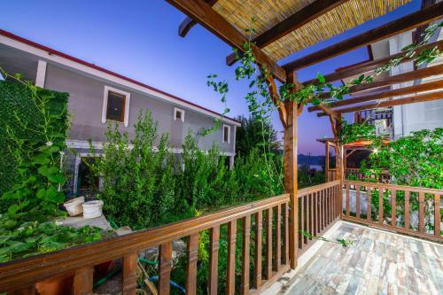 Un balcón o terraza de Jasmin Villa With Pool Daily Weekly Rentals