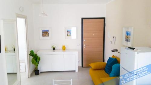 ein Wohnzimmer mit einem gelben Sofa und einer Tür in der Unterkunft Casa Vacanze Kiara in Terrasini