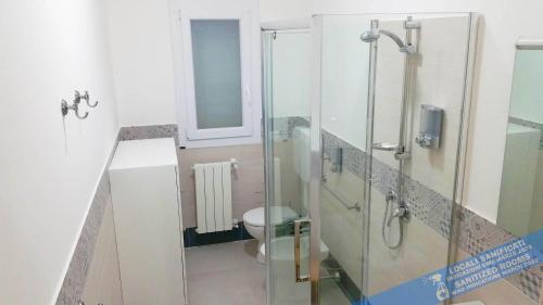 ein Bad mit einer Glasdusche und einem WC in der Unterkunft Casa Vacanze Kiara in Terrasini