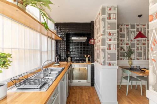 Una cocina o zona de cocina en iFlat Unforgettable in front of Colosseum