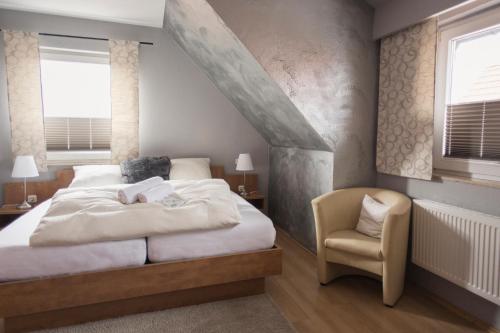 Een bed of bedden in een kamer bij Schwiizeralp Hotel & Restaurant