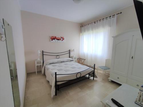 A bed or beds in a room at La Mimosa Chic