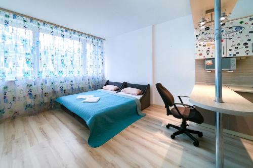 エカテリンブルクにあるアパートメント アルテックのベッドルーム1室(ベッド1台、デスク、椅子付)