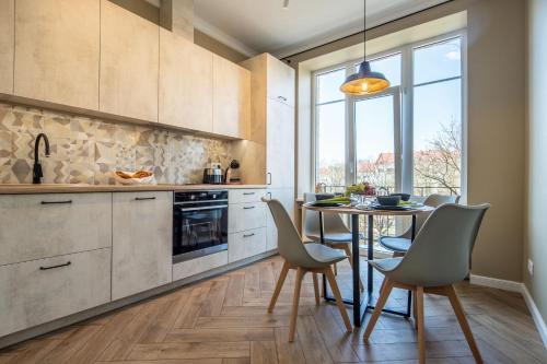 Virtuvė arba virtuvėlė apgyvendinimo įstaigoje LIVING & LIFESTYLE home - Klaipeda - by Hello Sea homes