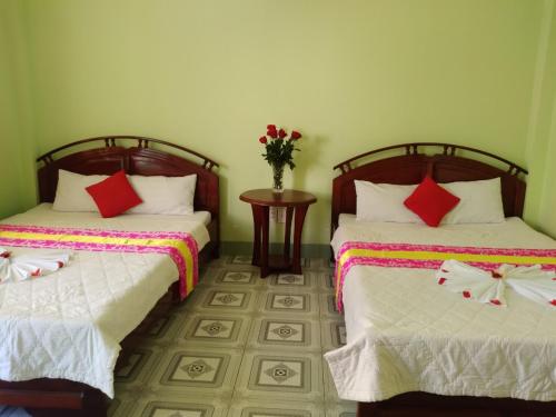 Giường trong phòng chung tại Huong Thao Hotel