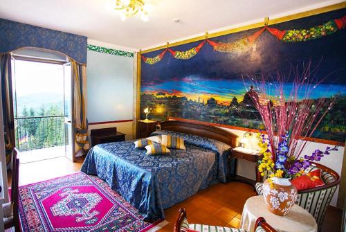 - une chambre avec un lit et une peinture murale dans l'établissement Hotel Belvedere, à Minucciano