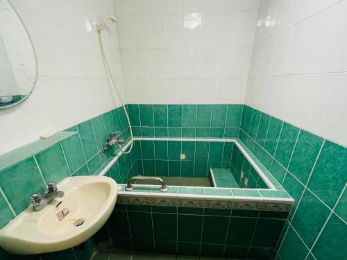 a bathroom with a sink and a bath tub at Shexia Liyu Hot Spring in Checheng