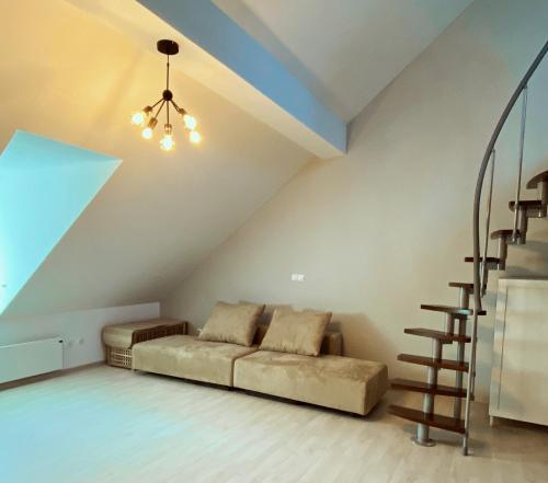 sala de estar con sofá y escalera en Apartment 31 Vila Golf Nice Vacation, en Rogaška Slatina