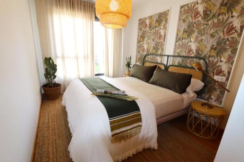 - une chambre avec un grand lit et une grande fenêtre dans l'établissement O Pisiño de Palmeira by Serendipia Turismo, à San Pedro