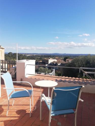 two chairs and a table on a roof at Son Massanet con Piscina y Fantásticas Vistas, ideal para ciclistas y senderistas in Campanet