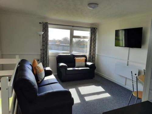 A seating area at 2 Storey 3 Bedroom Chalet -Outdoor Swimming Pool - sleeps up to 6 - 5 min walk to the Beach, near Broads and Great Yarmouth