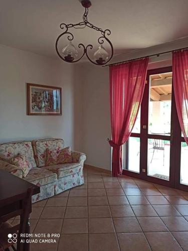 a living room with a couch and a chandelier at Agriturismo Oasi del Pianettino in Campagnatico