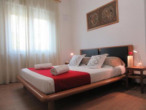 um quarto com uma cama grande e um cobertor vermelho em Il Sole em Pádua