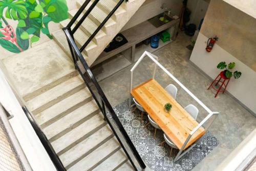 an overhead view of a table and stairs in a room at RedDoorz near Sam Poo Kong 3 Semarang in Kalibanteng-lor