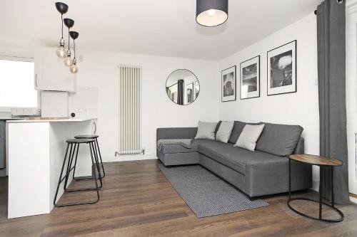 ALTIDO Contemporary Royal Mile Apartment with Balcony