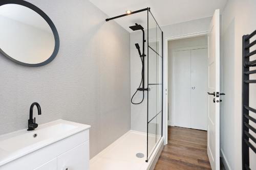 Kylpyhuone majoituspaikassa ALTIDO Contemporary Royal Mile Apartment with Balcony