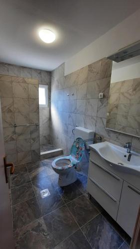 A bathroom at Apartment PinoAppLosinj