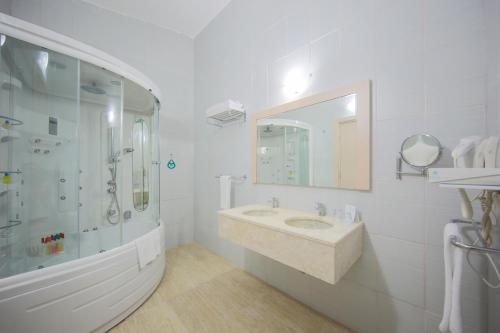 Ванная комната в Daima Biz Hotel - Dolusu Aquapark Access