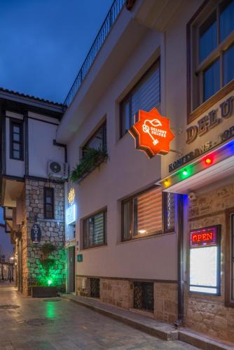 un bâtiment avec une enseigne sur le côté dans l'établissement Delight Deluxe Aparts, à Antalya