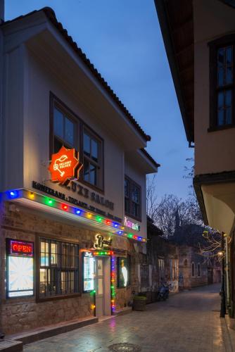 un bâtiment avec un panneau indiquant un restaurant dans l'établissement Delight Deluxe Aparts, à Antalya