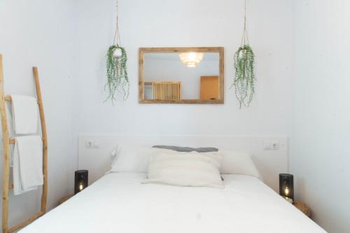 - une chambre avec un lit blanc et un miroir dans l'établissement Budget Beach Studio 21, à Calonge