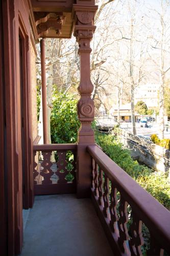 a balcony of a house with a view of a yard at Villino liberty in Cernobbio