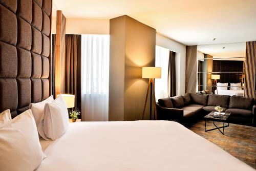 En eller flere senger på et rom på Grand Sapphire City Hotel