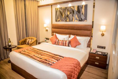 sypialnia z dużym łóżkiem w pokoju hotelowym w obiekcie Regenta Inn Amristar Airport Road by Royal Orchid Hotels Limited w mieście Amritsar