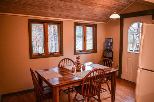Φωτογραφία από το άλμπουμ του Brook Road Cabin σε Goshen
