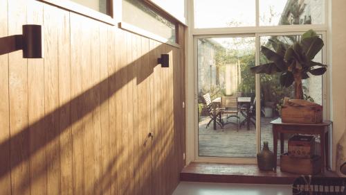 a room with a sliding glass door and a patio at La Villa Celestine in Chablis