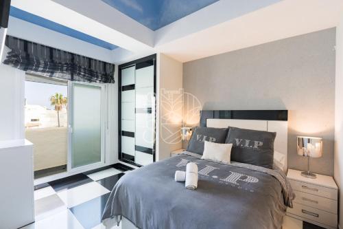 ベナルマデナにあるMALAGA BENALMADENA PUERTO MARINA PLAYA VACACIONAL Luxuryのベッドルーム(大型ベッド1台、大きな窓付)