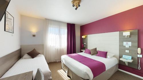 Een bed of bedden in een kamer bij Hotel Akena Toulouse Le Prado - Proche Zénith