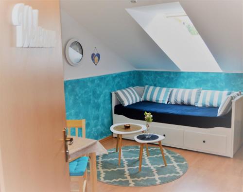 Cette petite chambre comprend un lit et une table. dans l'établissement Podkrovný apartmán Donovaly AD Tatran, à Donovaly