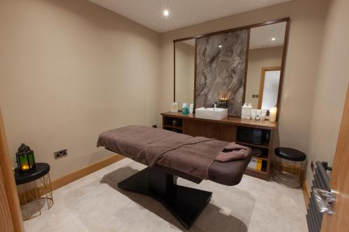 a bathroom with a sink and a mirror at Best Western Plus White Horse Hotel in Derry Londonderry