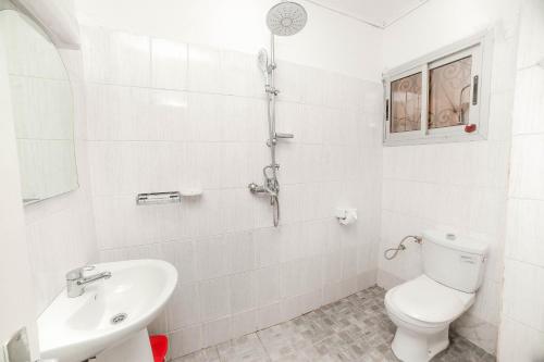 Bilik mandi di Les Residences de la providence-Appart Hotel Obobogo
