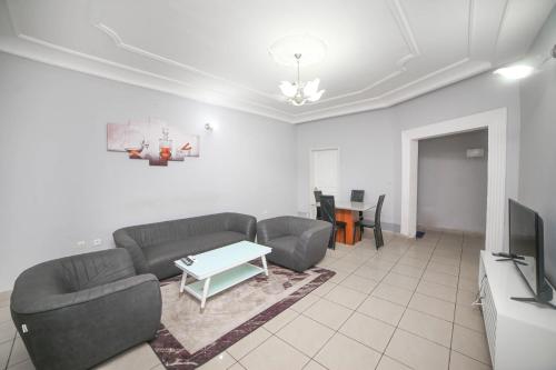 Μια τηλεόραση ή/και κέντρο ψυχαγωγίας στο Les Residences de la providence-Appart Hotel Obobogo