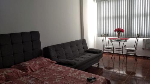 sala de estar con sofá y mesa en Conjugado em Copacabana, en Río de Janeiro