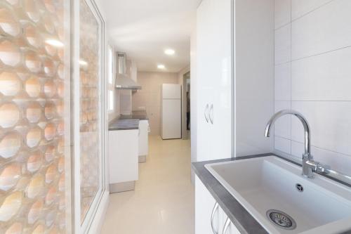 Kuchyň nebo kuchyňský kout v ubytování Moonkey - Luminoso Apartamento Girasoles