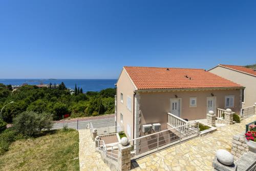 Cette villa offre une vue sur l'océan. dans l'établissement Apartments Maris, à Mlini